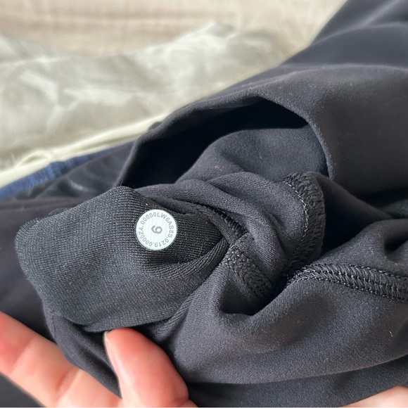 Black lululemon leggings size 6 - Picture 3 of 4